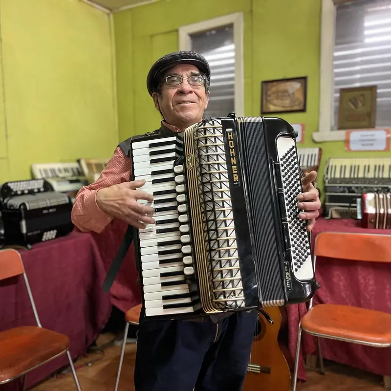 Don Sergio Colivoro tocando el acordeón en su museo de Chonchi