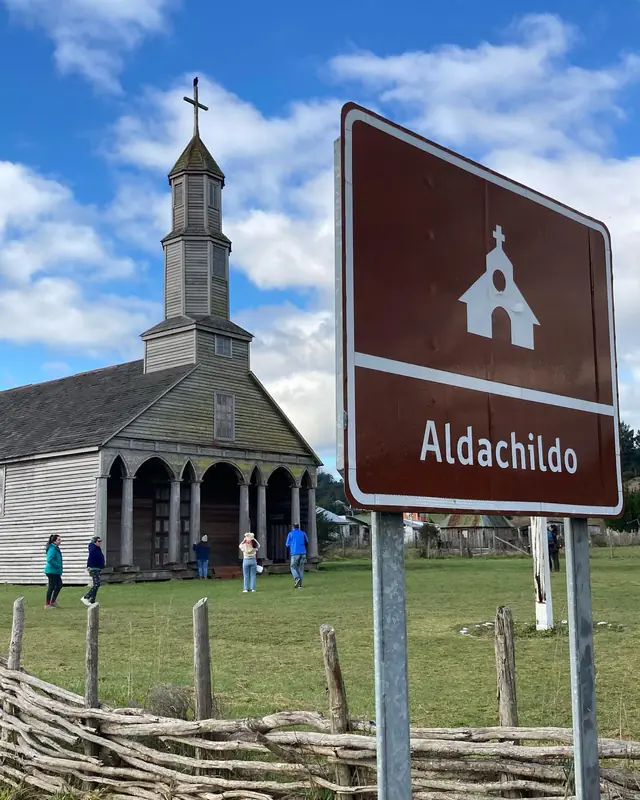 Iglesia de Aldachildo junto a su letrero