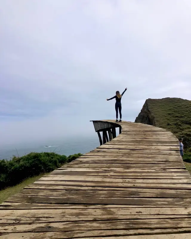 Viajera en el extremo del Muelle de las Almas sobre el acantilado