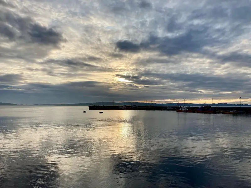 Atardecer nublado sobre la costanera de Ancud