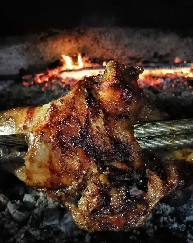 Asado de cordero al palo dorándose