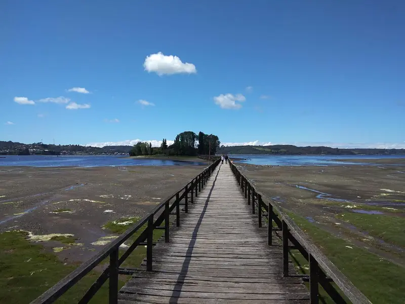 La Isla Aucar unida a tierra por su larga pasarela
