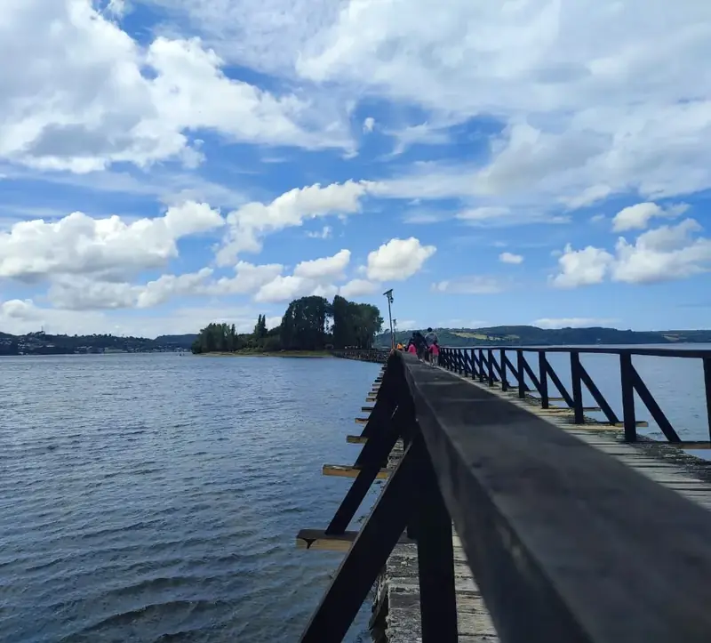 Pasarela de madera hacia la Isla Aucar