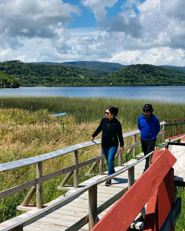 Pasarela sobre el humedal del lago Cucao