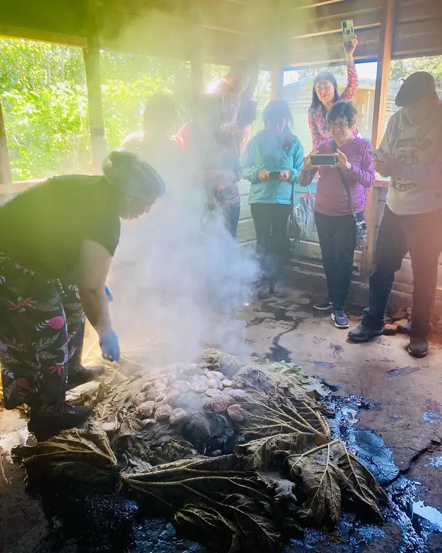 Destape del curanto entre el humo