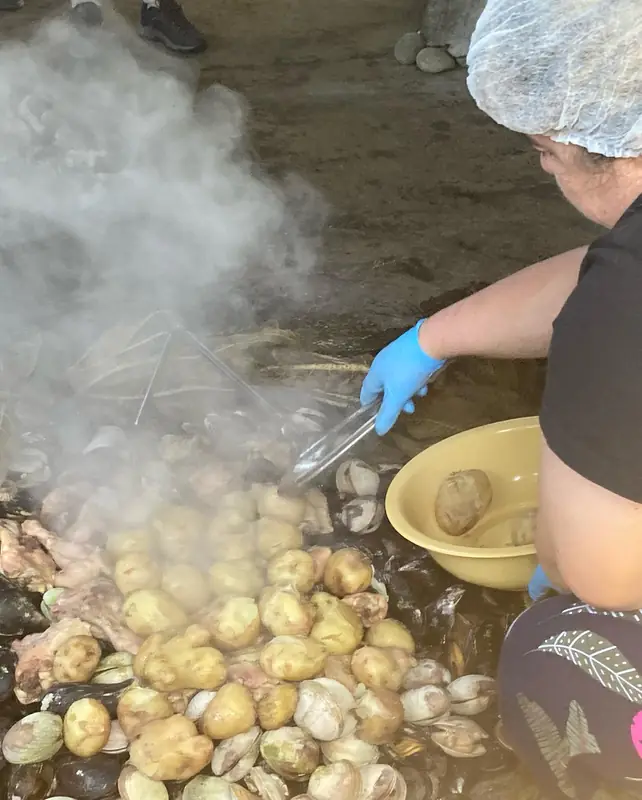 Papas y mariscos recién sacados del curanto