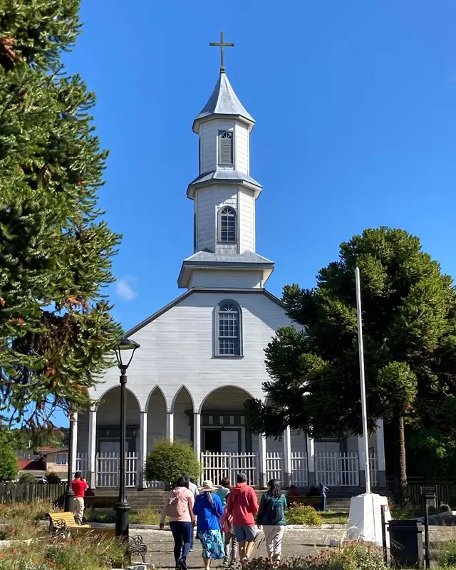 Iglesia de Dalcahue con su pórtico de arcos