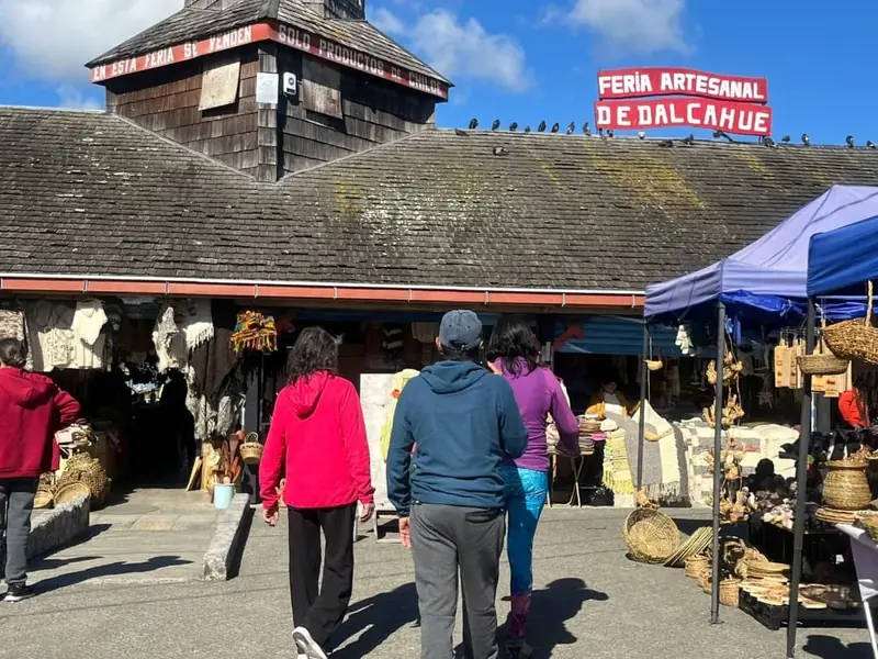 Viajeros en la Feria Artesanal de Dalcahue