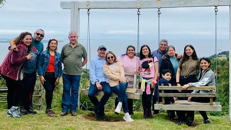 Grupo de viajeros en los columpios de un mirador