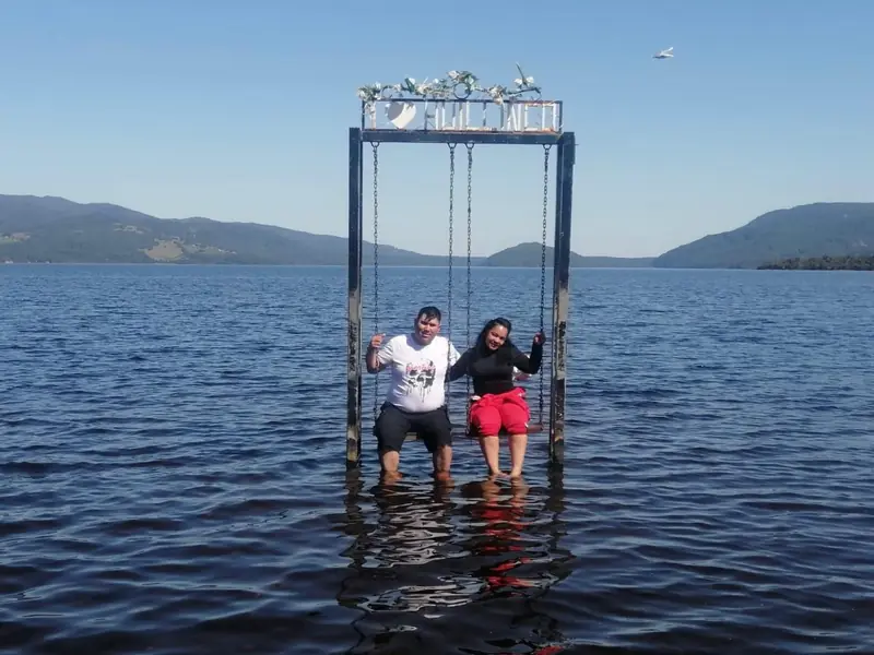 Columpio de los enamorados en el lago Huillinco