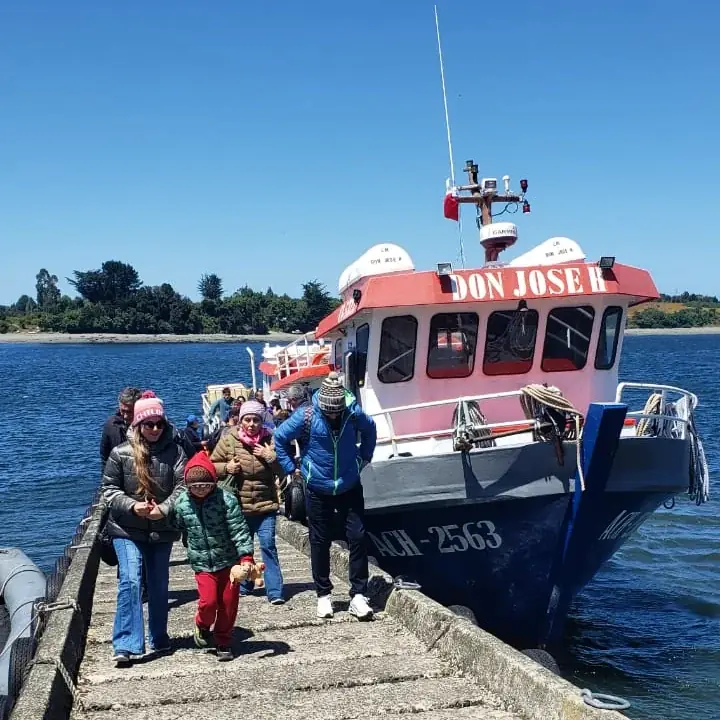 Viajeros junto a la lancha antes de navegar a Isla Mechuque