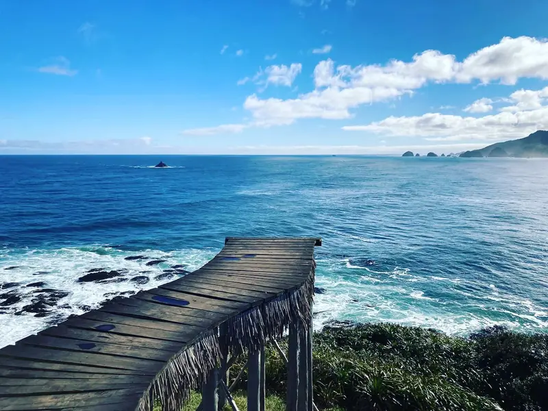 Muelle de la Luz frente al océano Pacífico en Chepu