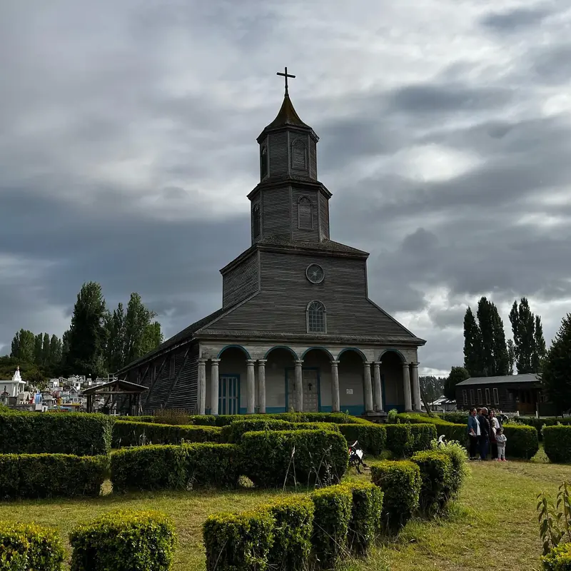 Iglesia de Nercón rodeada de jardines