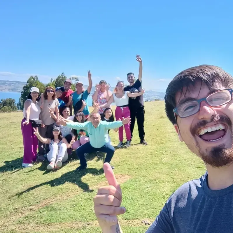 El guía Nicolás junto a don Enrique y un grupo de viajeros