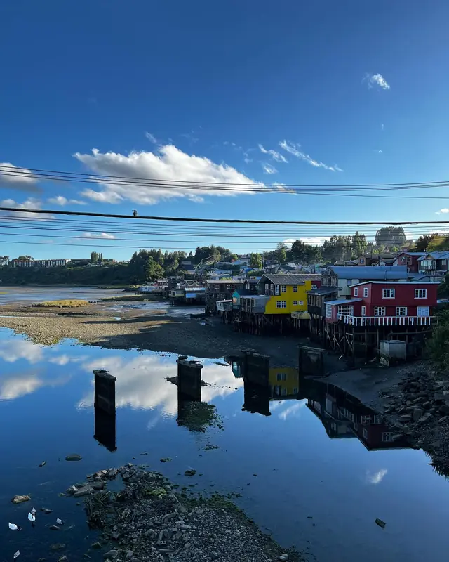 Palafitos de Castro reflejados en el agua