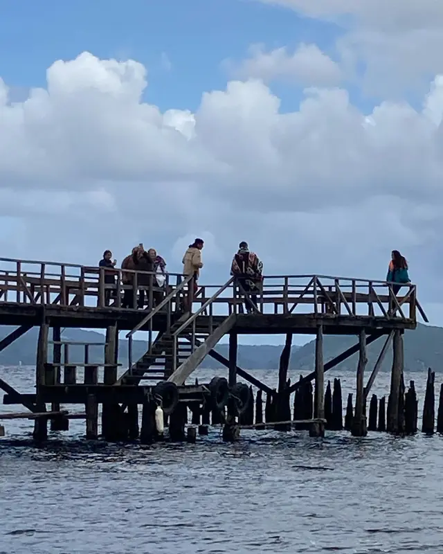 Muelle de madera sobre el lago en el Parque Nacional Chiloé