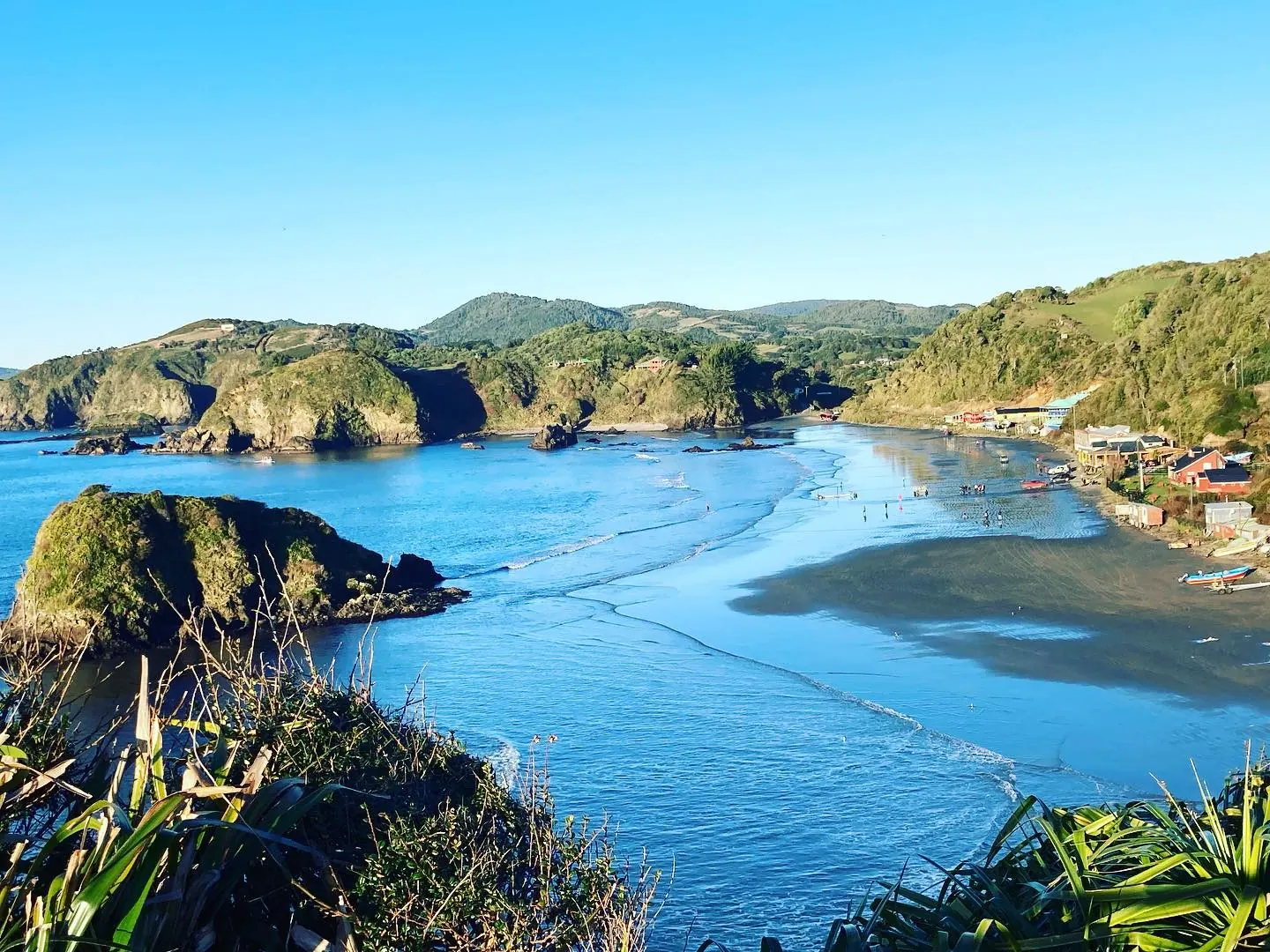 Bahía de Puñihuil con sus islotes, la playa y casas de pescadores