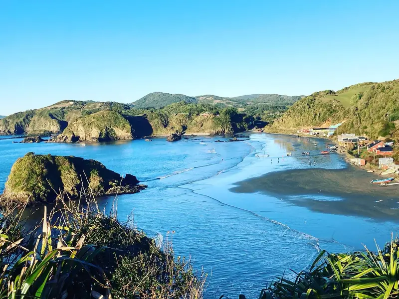 Bahía de Puñihuil con sus islotes, la playa y casas de pescadores