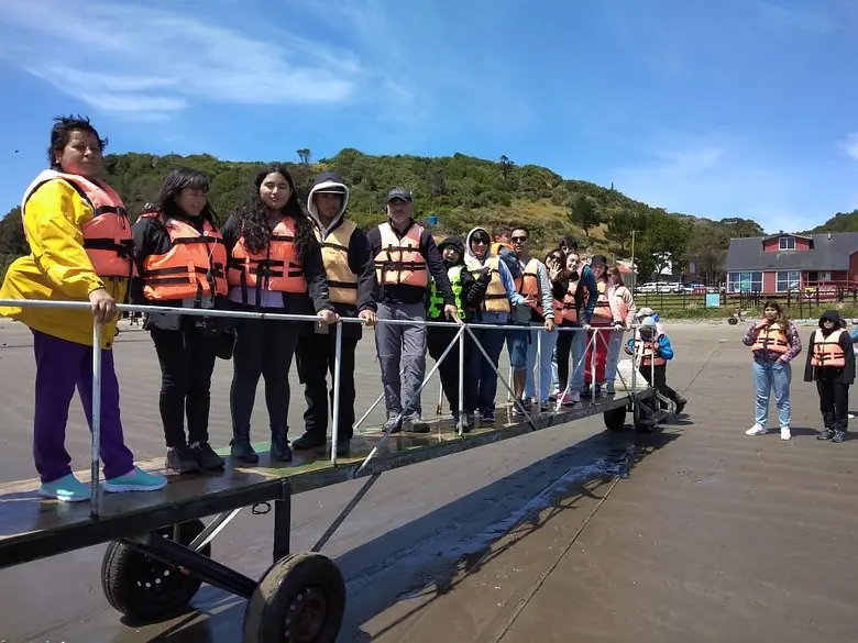 Grupo con chalecos salvavidas antes de embarcar en Puñihuil