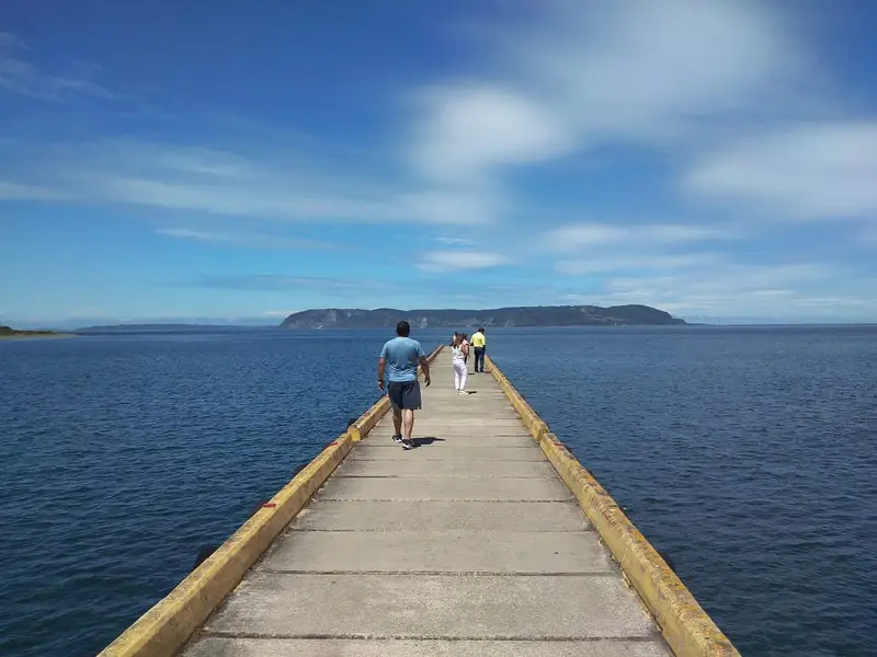 Muelle largo de Quicaví hacia el mar