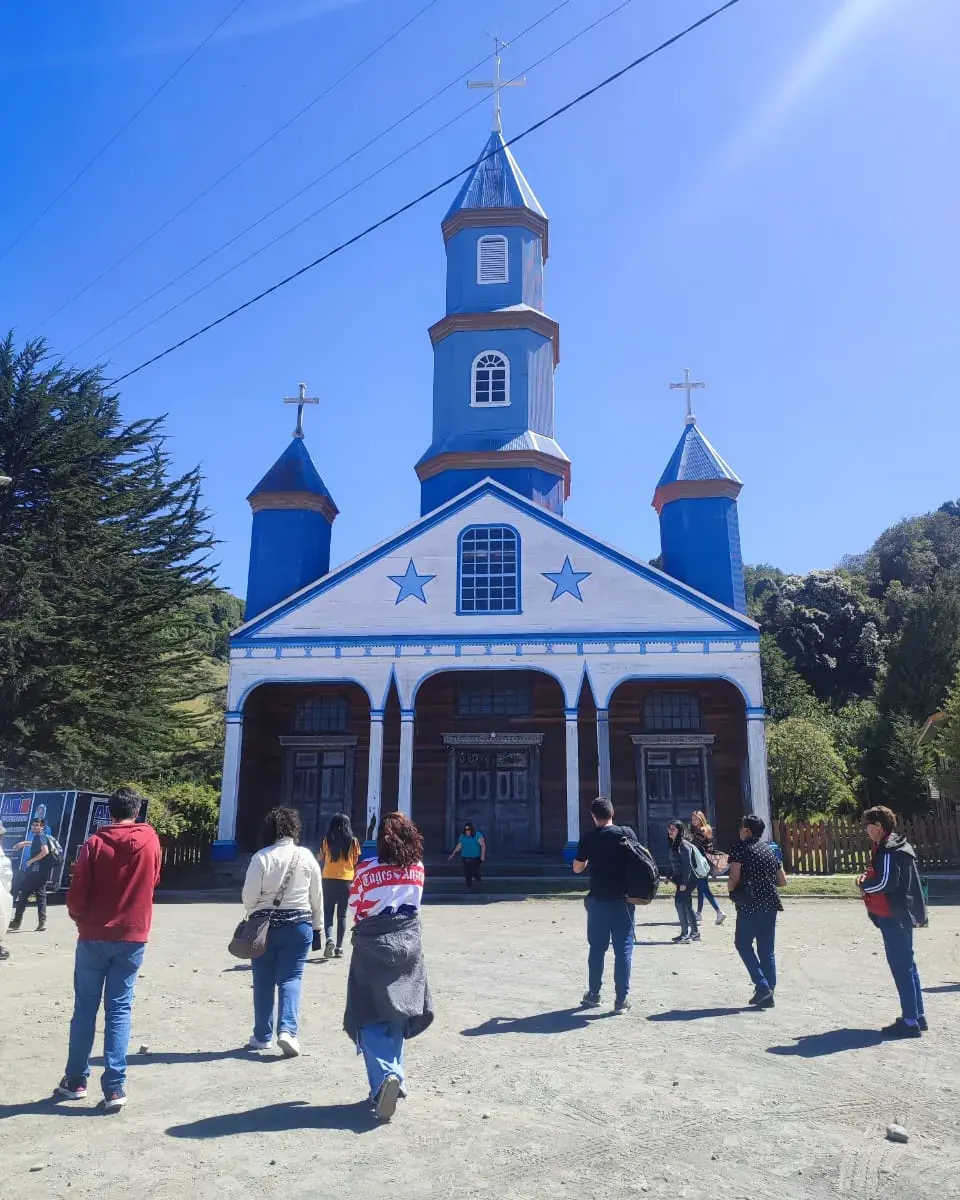 Iglesia de Tenaún, azul y blanca con sus tres torres