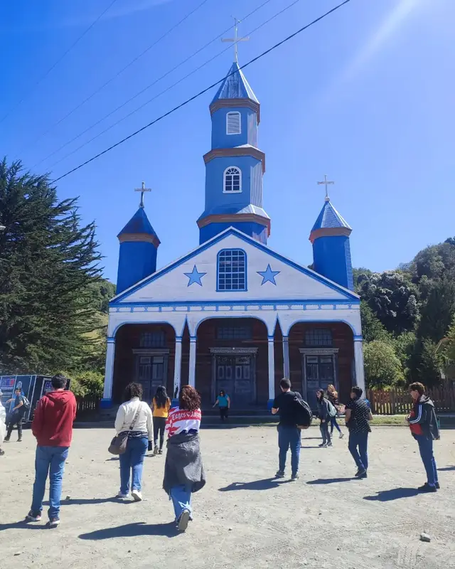 Iglesia de Tenaún, azul y blanca con sus tres torres