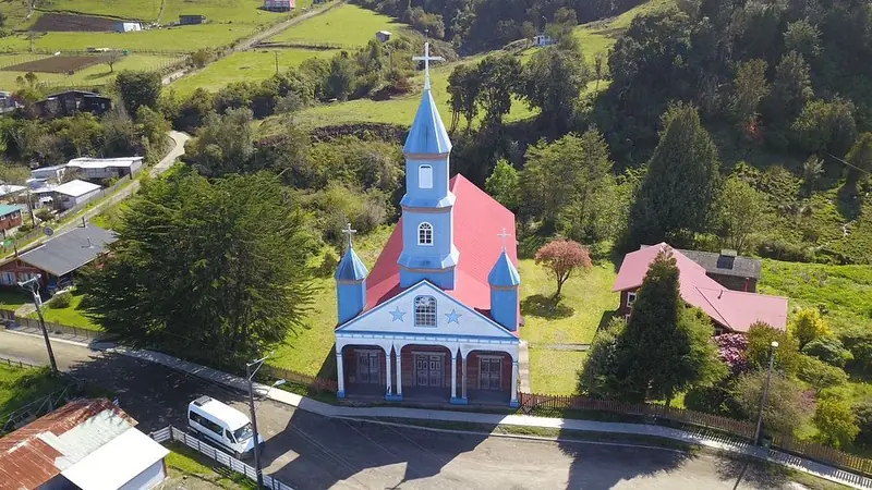 Vista alta del pueblo de Tenaún y su iglesia