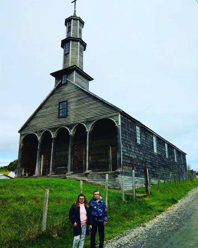 Iglesia de Vilupulli en lo alto de la loma